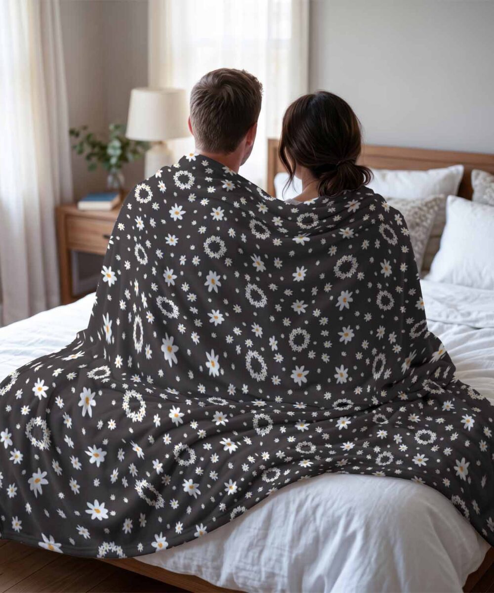 białe_stokrotki_na_czarnym_tle